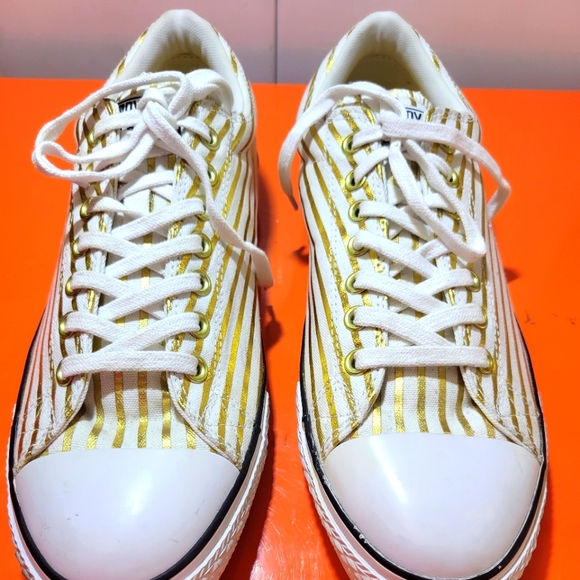 Converse Fragment - Picture 1 of 7